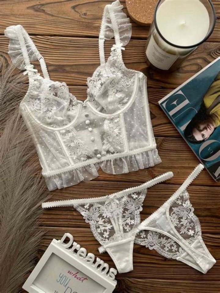 Delilah Belle Hamlin, 22, Wears Lacey White Lingerie As She Lounges In Bed — See Pics