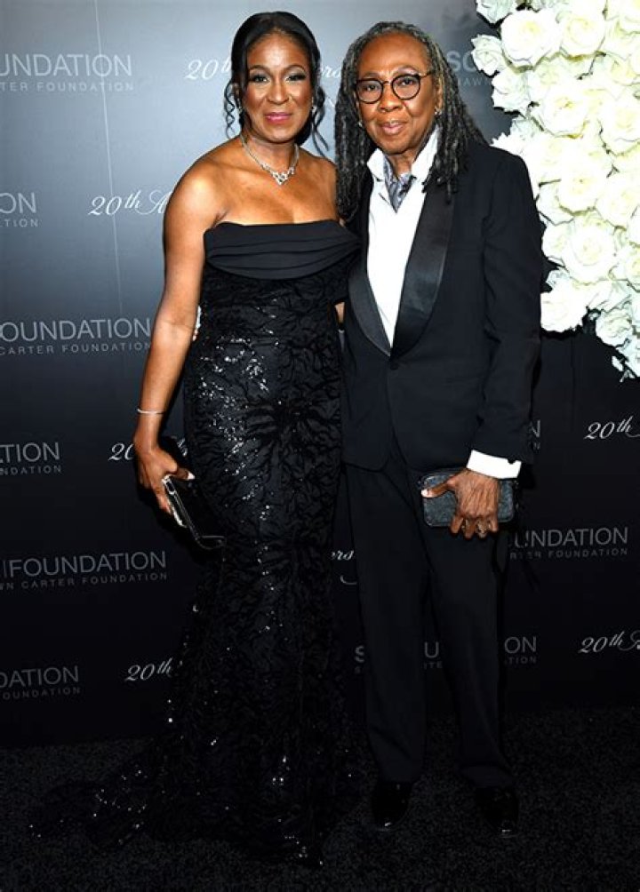 Everything To Know About Gloria Carter – Hollywood Life