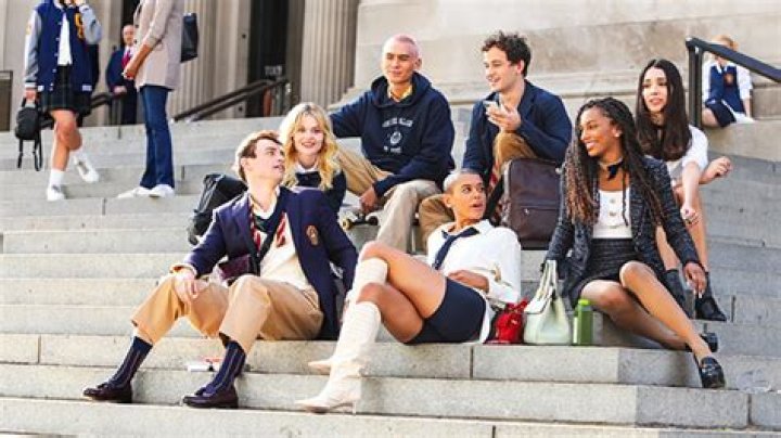 ‘Gossip Girl’ New Cast Spotted Filming On The Steps Of The Met — Pics – Hollywood Life