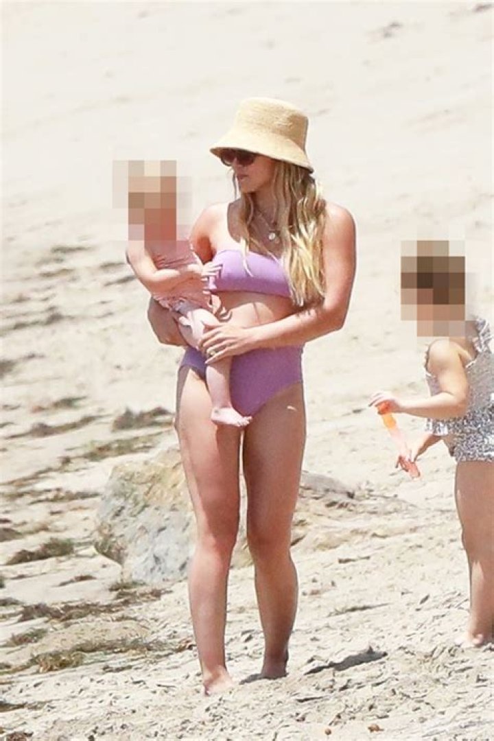 Hilary Duff Wears Strapless Bikini With Her Kids For July 4th: Photos – Hollywood Life