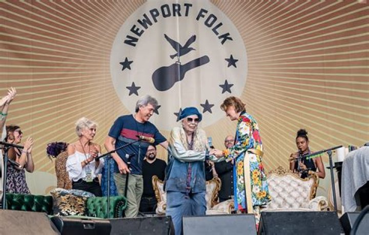 Joni Mitchell Makes A Surprise Performance At Newport Folk Festival – Hollywood Life