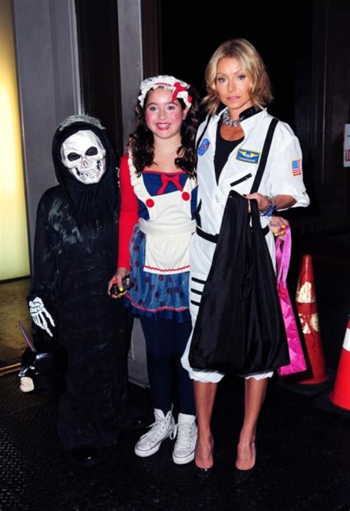 Kelly Ripa’s Sexiest Halloween Costumes of All Time – Hollywood Life