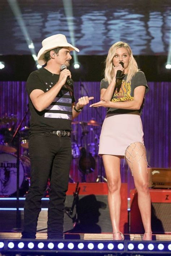 Kelsea Ballerini Shows Off Her Toned Legs In Pink Mini Skirt For Brad Paisley’s ABC Special