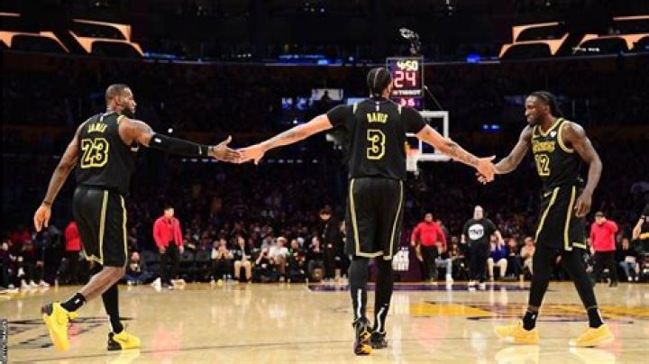 LeBron James Pays Tribute To Kobe With Black Mamba Lakers Jersey – Hollywood Life