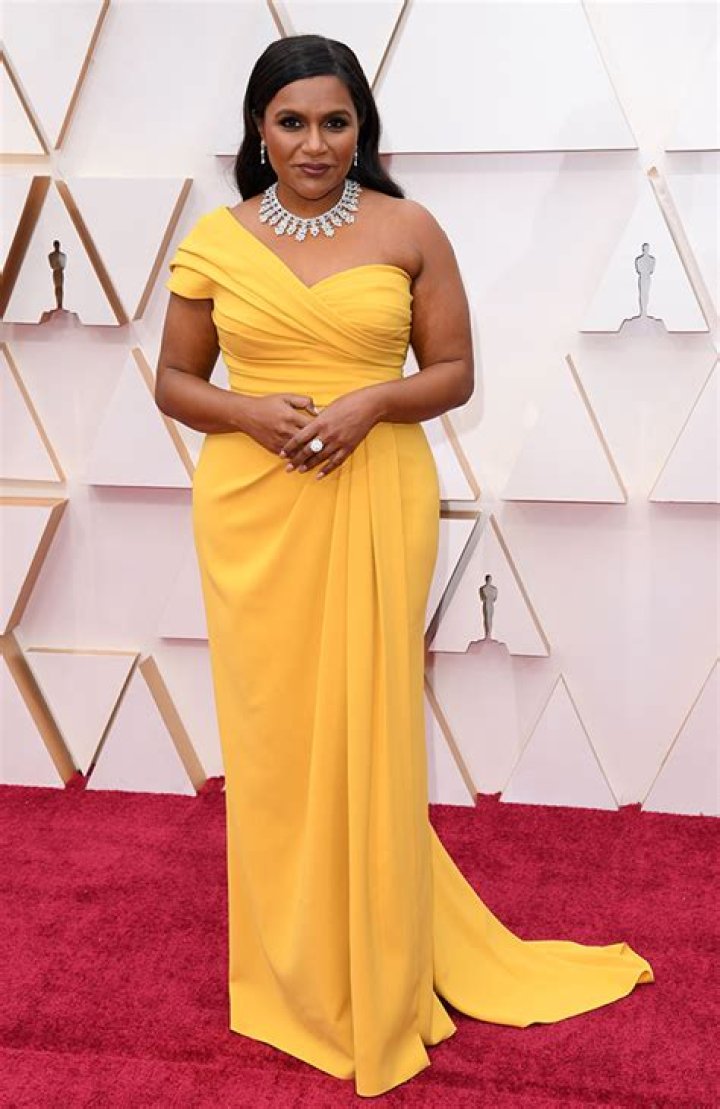 Mindy Kaling At Oscars 2020 In One-Shouldered Yellow Gown – Hollywood Life