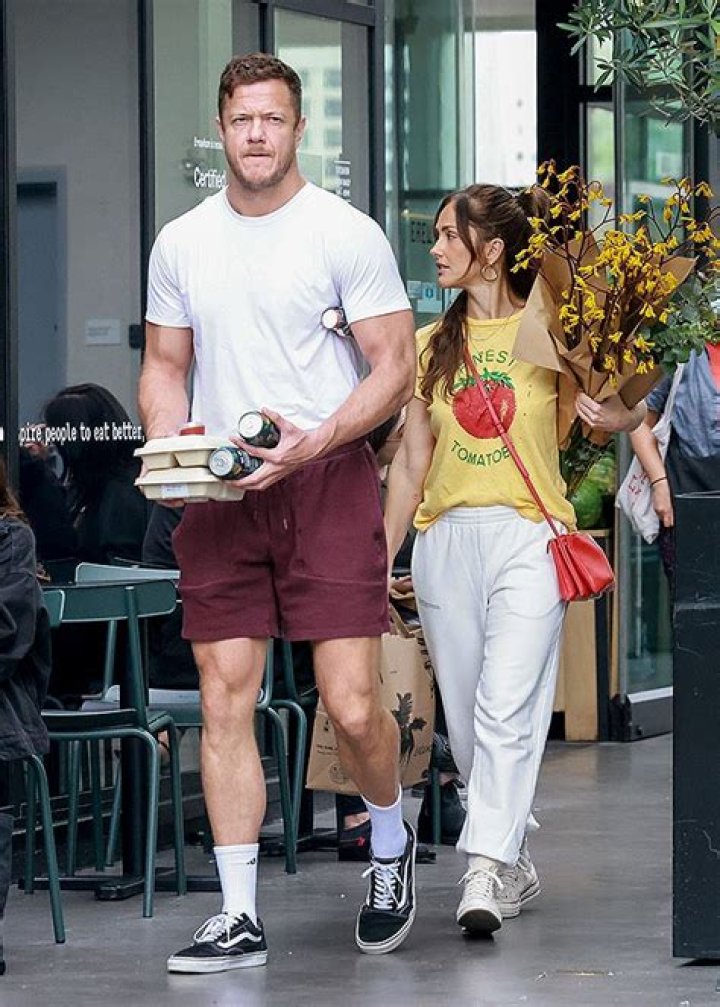 Minka Kelly & Dan Reynolds Enjoy PDA Running Errands In LA: Photos – Hollywood Life