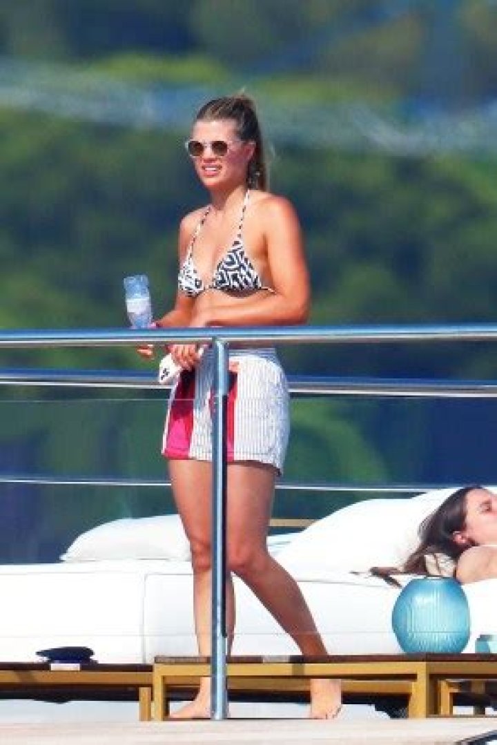 Noah Cyrus Sizzles In Bikini Top On Walk In LA: Photos – Hollywood Life