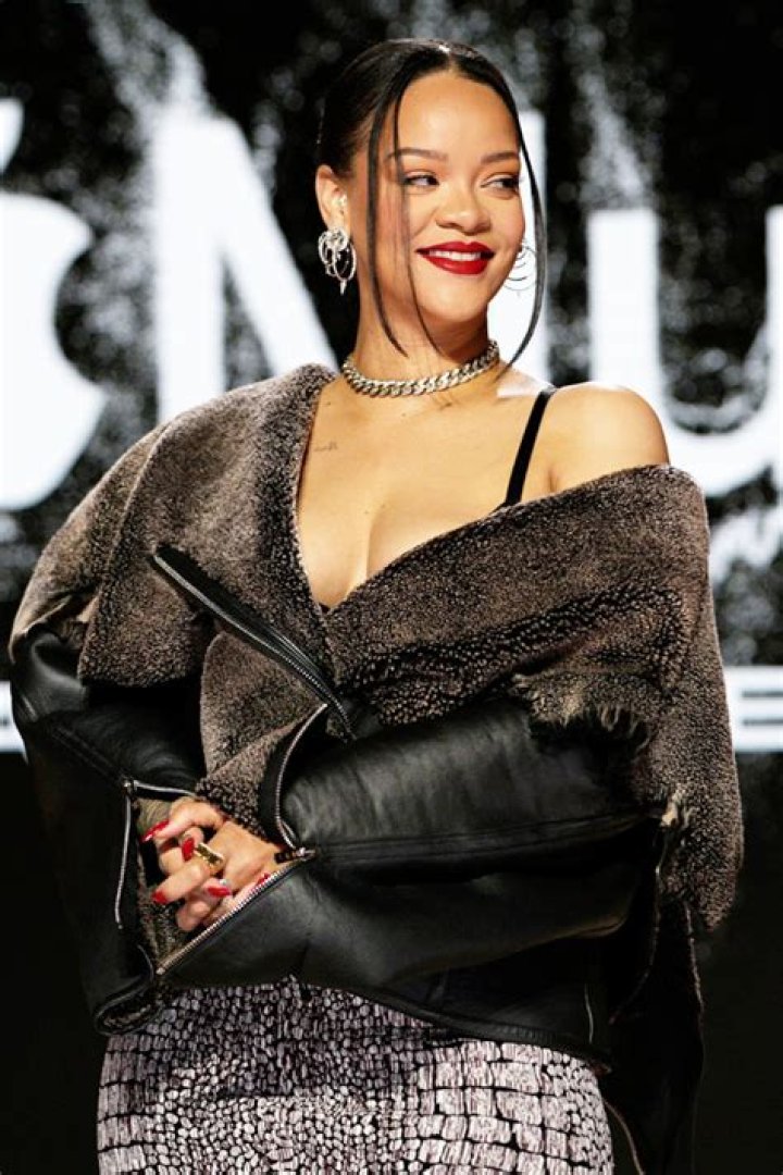 Rihanna Wore Baggy Clothing To Hide Pregnancy At Halftime Rehearsal – Hollywood Life