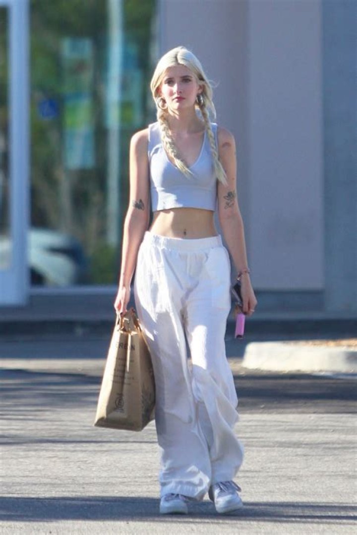 Sami Sheen, 18, Rocks Braids & Plunging Crop Top For Solo Shopping Trip Amidst OnlyFans Buzz