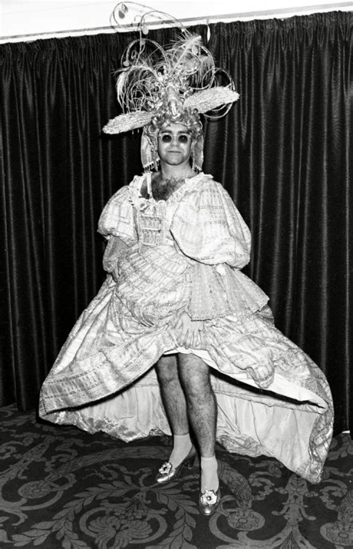 See The Singer’s Wildest Looks – Hollywood Life