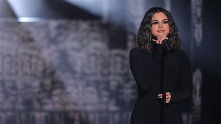 Selena Gomez Sings With Chris Martin and H.E.R. at Coldplay Concert – Hollywood Life