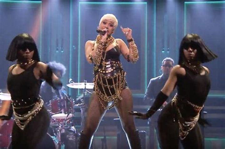 Sexiest Onstage Looks – Hollywood Life