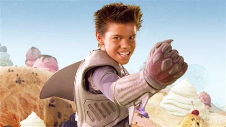 Taylor Lautner Fans React To Recast Sharkboy For 2005 Film’s Sequel – Hollywood Life