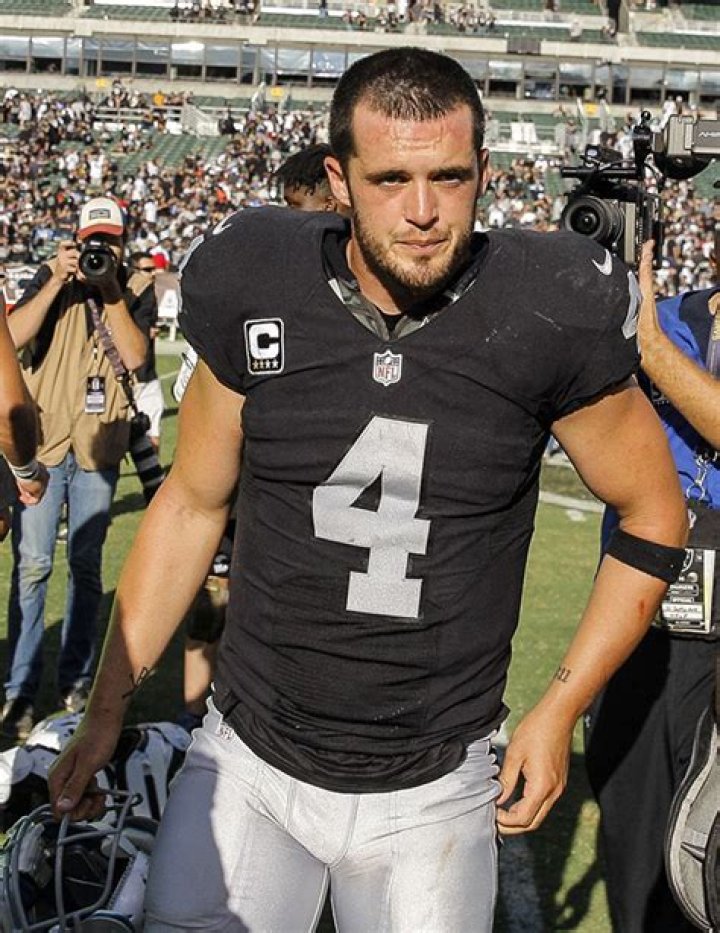 Who Is Derek Carr? 5 Things About The Oakland Raiders’ Star Quarterback – Hollywood Life